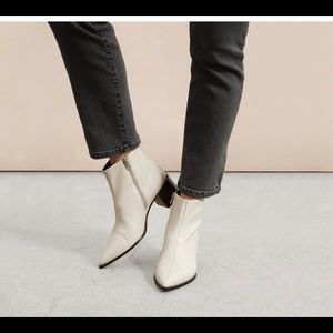 Everlane Boss Boot 8- Cream/white pebbled leather - Italian made- pointed toe